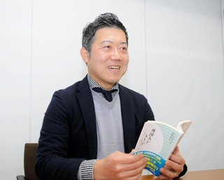 新著について語るりそな総合研究所の荒木秀之主席研究員＝大阪市北区天神橋２