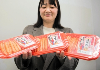 食感や風味を改良して発売する「ほぼカニ」の見本品＝神戸市中央区港島中町６