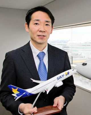 インタビューに応じるスカイマークの本橋学社長＝東京都大田区、同社本社
