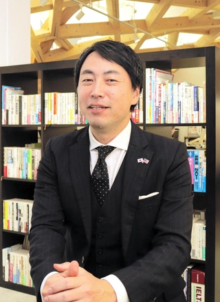 マレーシア留学サポートセンターを運営するグローバルハブジャパンの斉藤高志代表＝東京都渋谷区