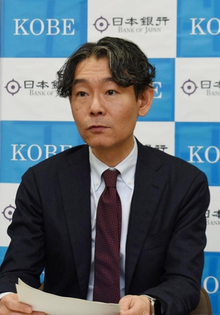 兵庫県内の金融経済概況について説明する日銀神戸支店の別所昌樹支店長＝神戸市中央区京町