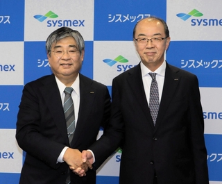 シスメックス次期社長に就く松井石根氏（右）と社長を退いて特別顧問となる浅野薫氏＝１２日夕、同社本社