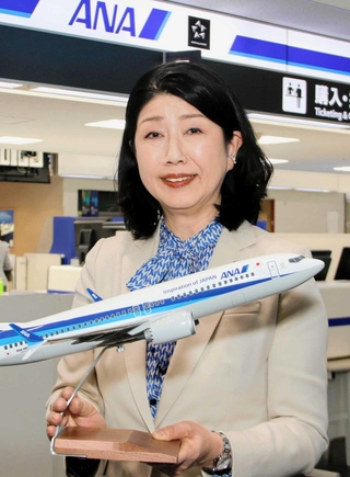 神戸空港への思いを語る全日本空輸の白木亜紀執行役員＝神戸市中央区
