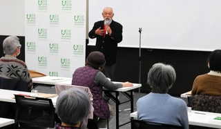 遺贈寄付のセミナーで話す日本財団の笹川陽平名誉会長＝神戸市中央区中町通２