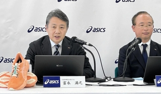 決算について説明するアシックスの富永満之社長（左）＝１３日午後、神戸市中央区浜辺通５、神戸商工貿易センタービル