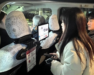 タクシーに設置されたＡＩアバターのタブレット（ＮＴＴメディアサプライ提供）