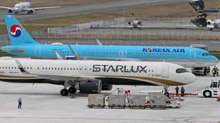 神戸空港に駐機するスターラックス航空と大韓航空の機体。左奥はスカイマーク機＝２０２５年４月、神戸市中央区