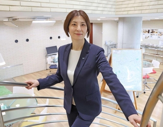 会社での奮闘を語るウィルの友野泉取締役＝宝塚市逆瀬川１（撮影・丸山桃奈）