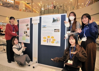 日本酒「現外」の魅力をまとめた神戸松蔭大の学生たち＝神戸市中央区東川崎町１、ウミエ