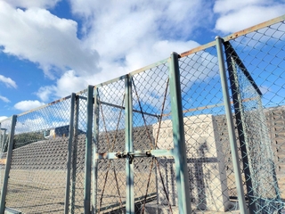 ハンセン病患者の隔離施設跡地に立つ外島保養院記念碑。非科学的思想でハンセン病を「業病」と差別したのも公平世界仮説によるバイアスだ。繰り返してはならない＝１月、大阪市西淀川区（筆者撮影）