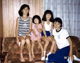 ４人姉妹。姉や妹たちと写真に納まる友野さん（左端）＝１９８８年８月（本人提供）