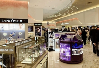 関西国際空港のウオークスルー型免税店＝大阪府泉佐野市（筆者提供）