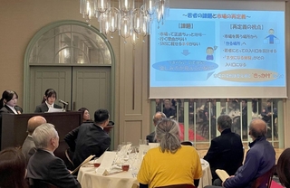 若年層への小売市場の魅力発信について発表する大手前大の学生＝神戸市中央区京町