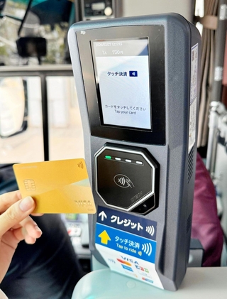空港リムジンバス車内に設置されるタッチ決済用の端末。クレジットカードをかざすと乗車できる＝大阪府泉佐野市