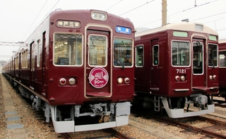 阪急神戸線の高架延伸線開通90年を祝い、運行開始を待つ記念列車（左）と、通常の車両＝西宮市長田町、阪急電鉄西宮車庫