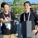 大阪・関西万博の閉幕日、自社で手がけたスピーカーを前に立つＴＯＡの仁子泰輔万博推進課長（左）と伊代敬営業戦略部長＝２０２５年１０月１３日、大阪市此花区の夢洲