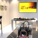 「オニツカイノベーティブファクトリー」内のストアで販売しているオニツカタイガーの商品＝鳥取県境港市渡町