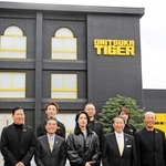 「オニツカイノベーティブファクトリー」の前に立つ（右から）アシックスの富永満之社長、廣田康人会長、平井伸治鳥取県知事、山下智久さんら＝鳥取県境港市渡町