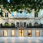 昨年７月にパリ・シャンゼリゼ通りにオープンしたオニツカタイガーの直営店（オニツカタイガー提供）