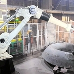 川崎重工業がカマハラ鋳鋼所に納入したロボットシステム＝高知県南国市（川崎重工業提供）