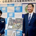 会見した県企業庁の梶本修子公営企業管理者（左）と三木市の仲田一彦市長＝兵庫県庁