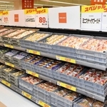 商品をケースごと陳列する「関西スーパーデイリーマート大開店」の売り場＝２０２５年１１月、神戸市兵庫区水木通７