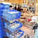 パック詰めされたおにぎりをケースごと陳列する「関西スーパーデイリーマート大開店」の売り場＝２０２５年１１月、神戸市兵庫区水木通７