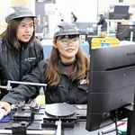 自動車部品の品質管理業務を担うス・ピエ・ポンさん（右）ら。外国人エンジニアは製造業に欠かせない＝兵庫県多可町中区高岸、田井鉄工Ｒ＆Ｄセンター