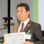 特別賞を受け、スピーチする小田垣商店の小田垣昇社長＝京都市左京区、国立京都国際会館