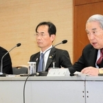 セミナーを終えて会見する（右から）関西経済連合会の松本正義会長、関西経済同友会の永井靖二代表幹事と三笠裕司代表幹事＝京都市左京区、国立京都国際会館