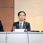 セミナーを終えて会見する（右から）関西経済連合会の松本正義会長、関西経済同友会の永井靖二代表幹事と三笠裕司代表幹事＝京都市左京区、国立京都国際会館