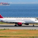 ３月29日以降の運休継続が明らかになった上海吉祥航空の旅客機＝２０２５年６月、神戸空港