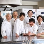 神戸、芦屋の洋菓子シェフでつくる「オリジンコウベ」の８人（神戸ポートピアホテル提供）