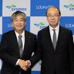 シスメックス次期社長に就く松井石根氏（右）と社長を退いて特別顧問となる浅野薫氏＝１２日夕、同社本社