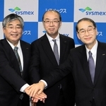 シスメックス次期社長に就く松井石根氏（中央）と浅野薫氏（左）、家次恒氏＝１２日夕、同社本社