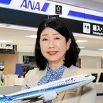 神戸空港への思いを語る全日本空輸の白木亜紀執行役員＝神戸市中央区