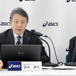 決算について説明するアシックスの富永満之社長（左）＝１３日午後、神戸市中央区浜辺通５、神戸商工貿易センタービル