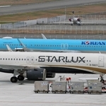 神戸空港に駐機するスターラックス航空と大韓航空の機体。左奥はスカイマーク機＝２０２５年４月、神戸市中央区