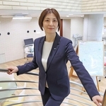 会社での奮闘を語るウィルの友野泉取締役＝宝塚市逆瀬川１（撮影・丸山桃奈）