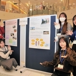 日本酒「現外」の魅力をまとめた神戸松蔭大の学生たち＝神戸市中央区東川崎町１、ウミエ