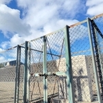 ハンセン病患者の隔離施設跡地に立つ外島保養院記念碑。非科学的思想でハンセン病を「業病」と差別したのも公平世界仮説によるバイアスだ。繰り返してはならない＝１月、大阪市西淀川区（筆者撮影）