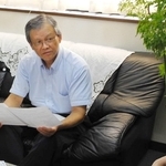 阪神・淡路大震災などの危機を乗り越えた企業に取材する神田栄治さん（左）＝2011年９月、西宮市内