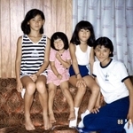 ４人姉妹。姉や妹たちと写真に納まる友野さん（左端）＝１９８８年８月（本人提供）