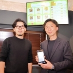 ベリパスの山岡源ＣＥＯ（左）と顔認証端末を持つ河原潤貴ＣＯＯ＝芦屋市大原町、同社芦屋オフィス