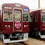 阪急神戸線の高架延伸線開通90年を祝い、運行開始を待つ記念列車（左）と、通常の車両＝西宮市長田町、阪急電鉄西宮車庫