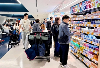 神戸空港第２ターミナルビルに開業したドラッグストア。帰国前の訪日客らが買い物を楽しんだ＝神戸市中央区