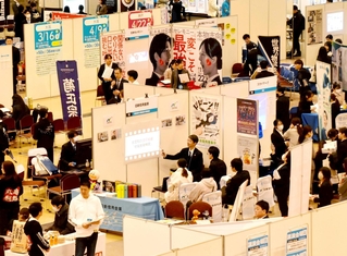 県内外の１１０社が出展した「マイナビ就職ＥＸＰＯ」の会場＝神戸市中央区港島中町６、神戸国際展示場