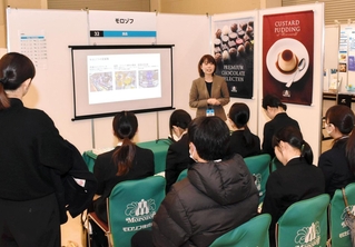 企業ブースで採用担当者の説明を聞く学生ら＝神戸市中央区港島中町６、神戸国際展示場