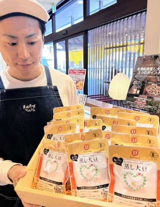 「転換期間中」の大豆を使っただいずデイズの商品＝神戸市東灘区御影塚町４