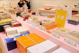 全国４７都道府県から約３００種類のバウムクーへンがそろう博覧会の会場＝神戸市中央区小野柄通８、神戸阪急